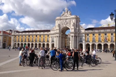 Scopri lisbona in e-bike con guida locale: parchi, mercati e piazze storiche. e-bike, casco e salite facili per vivere la città senza fatica.