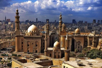 Descubre las iglesias, mezquitas y bazares de el cairo viejo en un tour guiado. incluye recogida en hotel, entradas y almuerzo en un restaurante local para vivir el cairo al máximo.