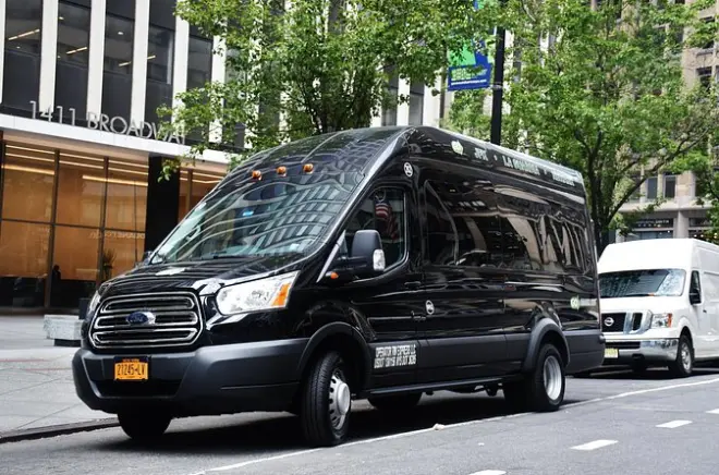 Privater Flughafentransfer NYC: Limousine, SUV oder Van