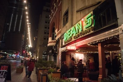 Découvrez le côté mystérieux de houston lors d’une visite guidée à pied en plein centre-ville, entre bars historiques, récits de fantômes et ambiance unique—jusqu’à quatre arrêts dans 