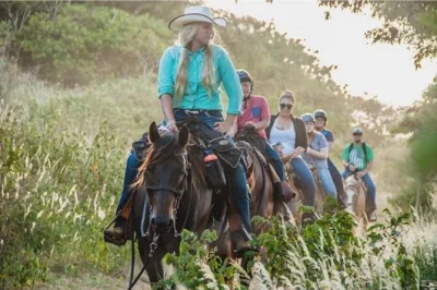 Découvrez la magie de la north shore d’oahu lors d’une balade à cheval au coucher du soleil, entre sentiers forestiers, vues sur l’océan et guide local. casques et parking gratuit inclus.