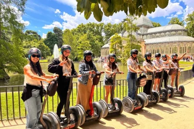 Découvrez le parc du retiro à madrid en segway, entre palais de cristal, grand lac et statues secrètes. casque, formation et imperméable inclus.