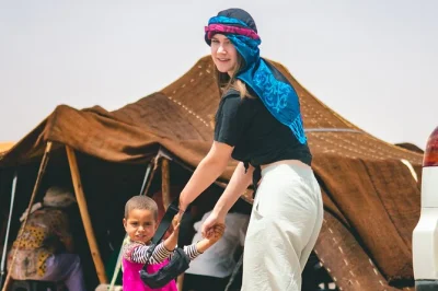 Découvrez la magie tranquille du désert d’agafay au coucher du soleil avec une balade à dos de chameau, un thé à la menthe, musique berbère et dîner sous les étoiles. transfert inclus depuis