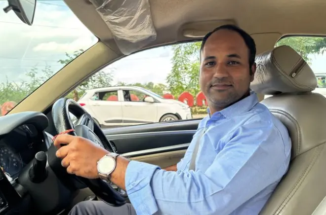 Traslado privado do aeroporto de Jaipur para hotéis com motorista que fala inglês