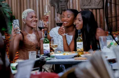 Vida nocturna en Accra: 2 bebidas gratis y guía local