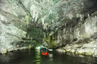 Caiaque nas cavernas Bor Thor com manguezais e arte antiga