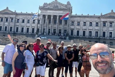 Siente el ritmo de montevideo con un tour privado, pasea por el mercado del puerto, recorre la rambla y disfruta de historias locales—incluye recogida y horarios flexibles.