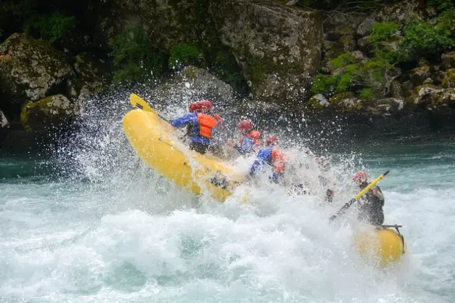 Rafting no Futaleufu com salto de penhasco entre pontes