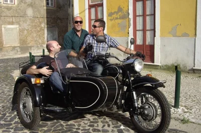 Scopri lisbona in sidecar: esplora i vicoli di alfama, la torre di belém e lx factory con una guida del posto. casco, impermeabile e pick-up flessibile inclusi.