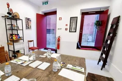 Deja que los colores de porto te inspiren en una relajada clase de acuarela dentro del estudio de un artista local cerca de la catedral de sé. materiales incluidos, guía paso a paso y grupos pequeñ