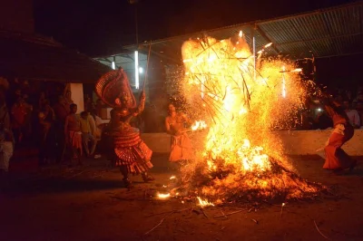 Erlebe authentische theyyam-rituale in nord-kerala mit einem lokalen experten. inklusive hoteltransfer, privatem transport und exklusivem festivalzugang. jetzt buchen für ein einzigartiges kulturerle