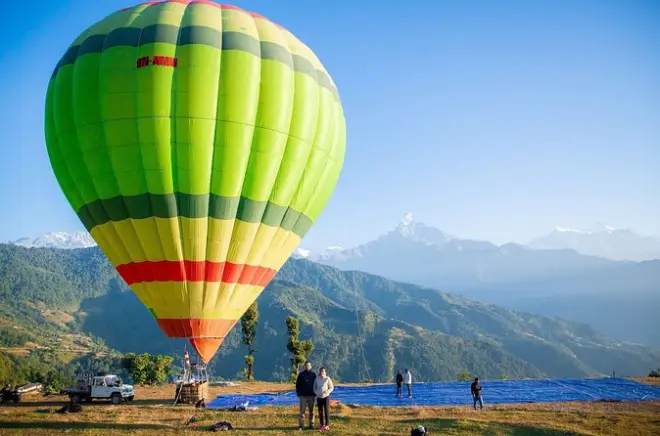 Volo in mongolfiera a Pokhara: Alba sul Mt. Annapurna