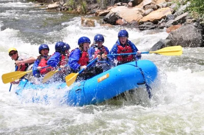 Viva a emoção do rafting para iniciantes no clear creek, colorado, deslize por relíquias da corrida do ouro e aproveite corredeiras fáceis para toda a família, com todo o equipamento incluso.