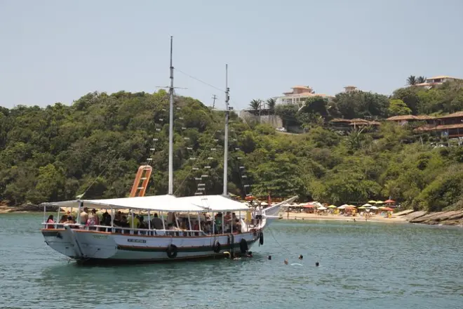 Búzios de barco e trolley saindo de Cabo Frio: 12 praias e almoço