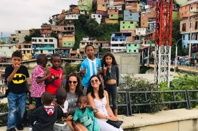 Descubre comuna 13 en medellín con un tour de graffiti, historias locales, shows de breakdance y fotos con drone. accesible para sillas de ruedas y con guía bilingüe.