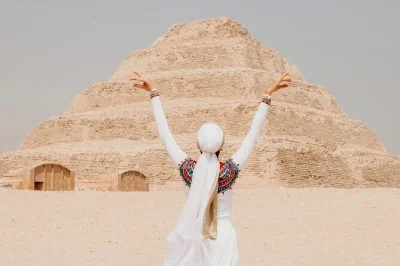Descubre las pirámides de giza, saqqara y menfis en una excursión privada desde el cairo con guía egiptólogo, recogida en hotel y almuerzo local incluido.