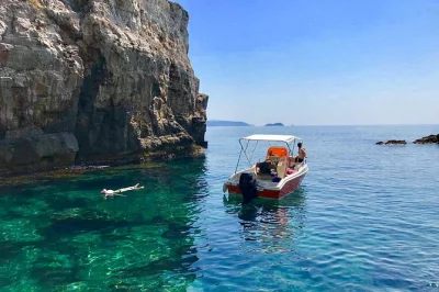 Siente la brisa del mar en un tour privado por las islas elafiti desde dubrovnik. nada en cuevas, explora pueblos, disfruta paradas para comer—incluye recogida, bebidas y equipo de snorkel.
