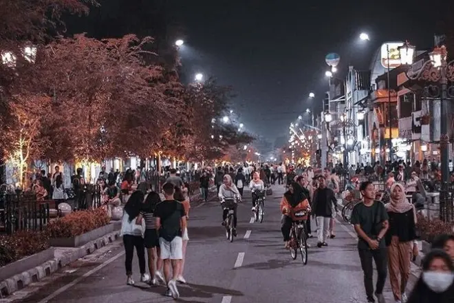 Comida de rua na Malioboro e passeio de becak em Yogyakarta à noite