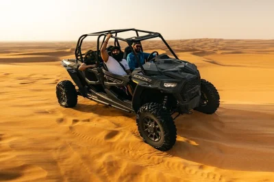 Vivez l’adrénaline du désert de dubaï en buggy 1000cc, essayez le sandboard, balade à dos de chameau et spectacle vivant au camp bédouin. navette et dîner bbq inclus.