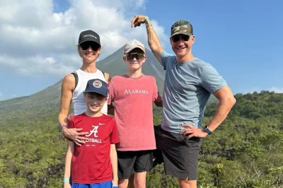 Descubre la selva desde los puentes colgantes, nada en la catarata de la fortuna y recorre el volcán arenal, con almuerzo en una finca familiar y traslado incluido.