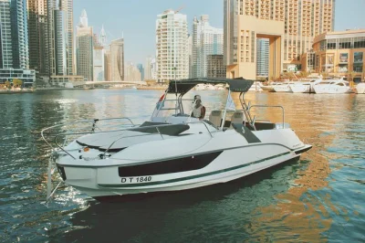 Découvrez dubai marina en yacht privé avec baignade, vue imprenable sur burj al arab, rafraîchissements légers et eau en bouteille. horaires flexibles pour profiter pleinement.