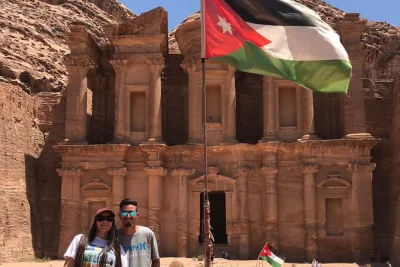 Découvrez petra en marchant dans le siq, admirez le trésor de près avec un guide local. transfert privé depuis votre hôtel à amman, chauffeur dédié et eau en bouteille incluse.