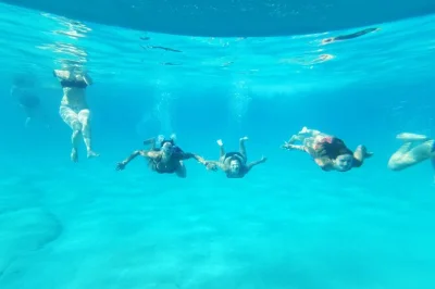 Entdecke lindos unter wasser mit einer hippo halb-u-boot tour, beobachte meeresbewohner durch große fenster und schwimme in der navarone-bucht – inklusive lokalem guide und kostenlosem getränk.
