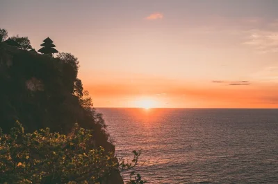 Disfruta el atardecer en el templo de uluwatu, vive la danza kecak y cena mariscos frescos en la playa de jimbaran. tour privado con recogida, entradas y cena incluida.