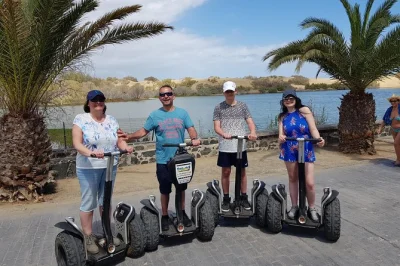 Découvrez gran canaria autrement avec une balade en segway à travers les dunes et la côte de maspalomas, prise en charge à l’hôtel, guide local et pauses photos incluses.
