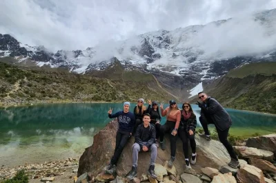 Despierta temprano en cusco para una excursión al lago humantay con recogida en hotel, guía local, desayuno y un almuerzo buffet después del trekking. reserva fácil y rápido.