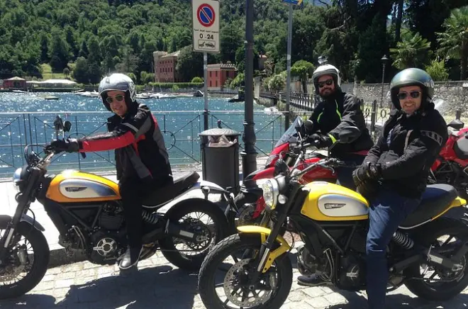 Tour en moto Ducati por el lago de Como y los Alpes con guía local