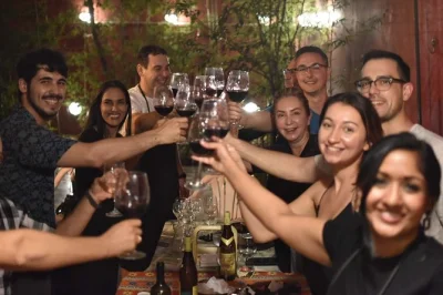 Vive una noche en buenos aires asando carne, disfrutando malbec y aprendiendo los secretos del asado con un maestro parrillero local. cena, vino y experiencia práctica incluidos.