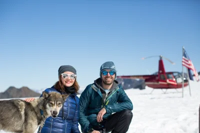 Survolez les glaciers d’alaska en hélicoptère, vivez une balade en traîneau avec des mushers, puis explorez les bassins bleus sur un glacier inférieur. matériel et guide inclus.