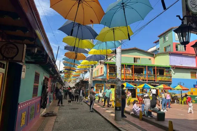 Guatapé e Medellín: Subida de 700 degraus e vistas do interior