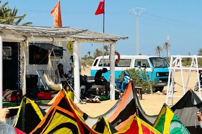 Kitesurf en Djerba: Aprende a volar una cometa