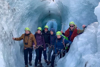 Siente el crujido del glaciar sólheimajökull bajo tus pies, prueba la escalada en hielo con guía certificado y recarga energías con café y chocolate. equipo y botas incluidos.