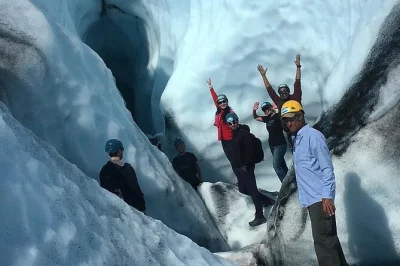Découvrez la randonnée guidée sur le glacier matanuska au départ d’anchorage, avec transport, équipement et pause locale inclus. vivez une vraie aventure en alaska.