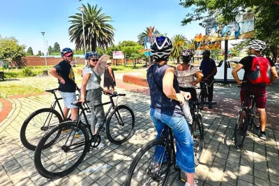 Erlebe sowetos energie bei einer geführten fahrradtour – besuche mandela house, hector pieterson museum und vilakazi street. inklusive lokalem kota-mittagessen und fahrradverleih.