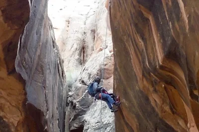Erlebe das abenteuer beim abseilen in den medieval chamber slot canyon bei moab mit erfahrenem guide, kompletter ausrüstung und transport. danach wandern unter der morning glory bridge.