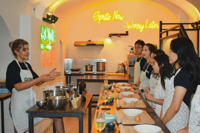 Aprenda a fazer massa fresca e tiramisu com um chef romano perto do coliseu. aula em grupo pequeno com bebidas, almoço e receitas para levar para casa.