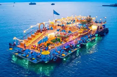 Café flutuante Tappia em Pattaya: Pescaria de lula no mar
