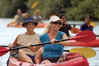Entdecke kauais wilde seite: kajakfahren auf dem hule‘ia river, wanderung zu versteckten wasserfällen, schwimmen in dschungelpools und rückfahrt im traditionellen kanu. mit erfahrenem guide & ausr