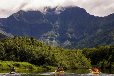 Erlebe den hanalei river per kajak, schnorchle in der hanalei bay mit bunten fischen und genieße ein leckeres deli-mittagessen. inklusive ausrüstung, snacks und insider-tipps vom guide.