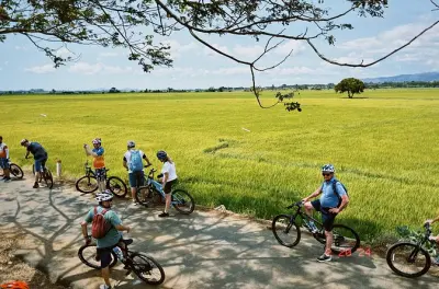 Balade vélo dans la campagne et plantations d’hévéas à Phu My