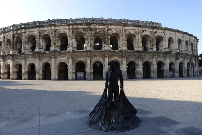 Visite privée à pied de Nîmes : Temple romain et amphithéâtre