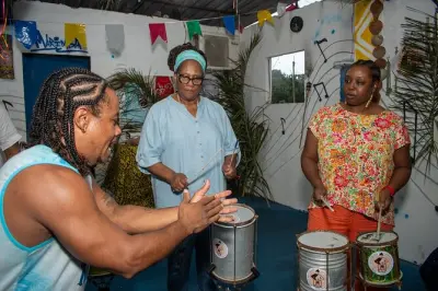 Clase de percusión samba-reggae en Salvador: Aprende a tocar batería