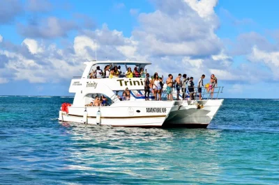 Erlebe punta cana auf einer hip hop partyboot-tour mit live-djs, offener bar, schwimmstopp und sandbank-party. inklusive hoteltransfer und frischen obstsnacks.