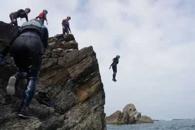 Siente la fuerza del atlántico en north devon con una aventura privada de coasteering—salta, nada y escala junto a guías expertos. todo el equipo incluido para tu grupo.