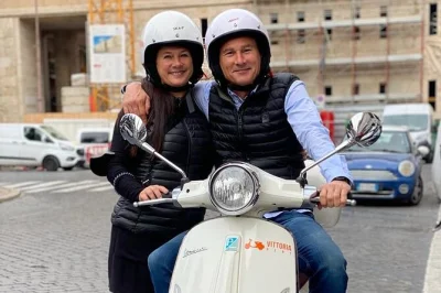 Sinta o ritmo de roma com aluguel de vespa por um dia inteiro, a poucos passos da termini. capacetes, gps e dicas locais flexíveis para seu roteiro incluídos.
