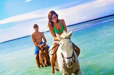 Paseo a caballo en Ocho Ríos: Campo, playa y agua